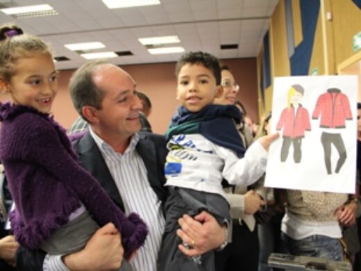 Prefeitura lança programa que dará uniforme para alunos da rede municipal