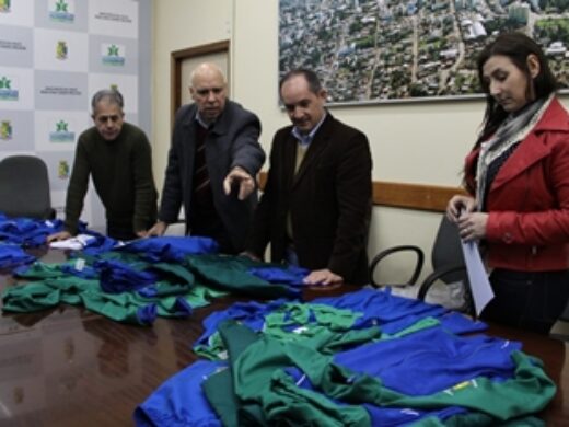 Comissão apresenta modelos dos uniformes escolares a serem utilizados na rede