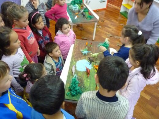 EMEI Sonho Encantado promove mostra de trabalhos sobre os dinossauros