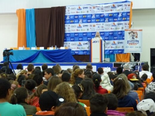 Alunos de 13 escolas municipais participam de final do Oratória nas Escolas