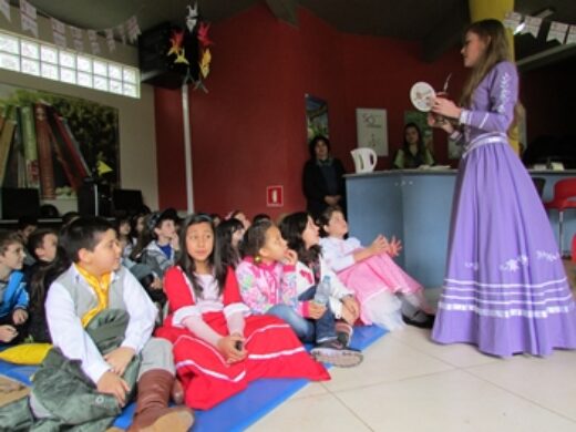 Crianças aprendem mais sobre a tradição no Quiosque de Leitura