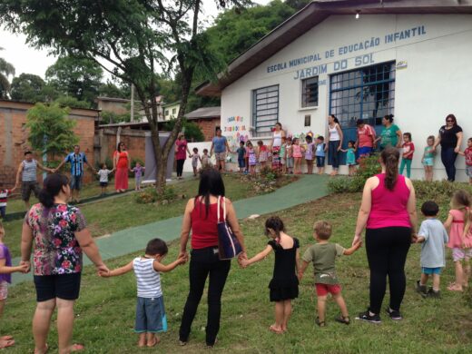 EMEI Jardim do Sol comemora 14 anos com abraço na escola