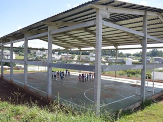 Mais de mil crianças serão beneficiadas com a construção de quadras esportivas