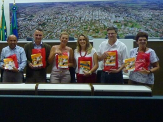 Escolas municipais recebem kits do Programa Mundo da Leitura