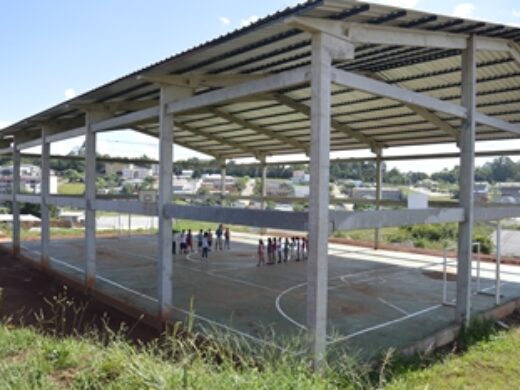Prefeito autoriza construção de quadra coberta na escola Romana Gobbi