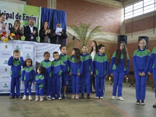 Prefeitura começa entrega do uniforme escolar após a Páscoa