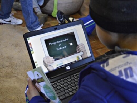 Projeto Inclusão Digital: Prefeitura entrega equipamentos para 13 escolas