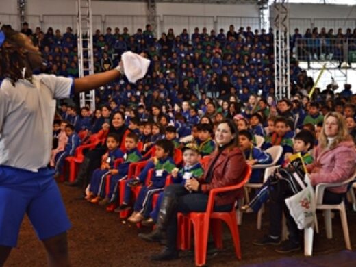 Alunos de escolas municipais assistem espetáculos do Festival do Folclore