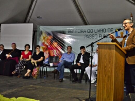 Na abertura da Feira, prefeito fez balanço do Cheque Livro