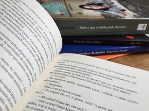 Programa Cheque-Livro atendeu mais de mil professores em 2014