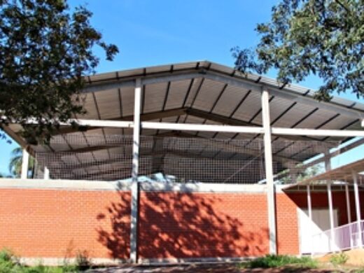 Prefeitura entrega quadra de esportes na Escola Padre de José Anchieta