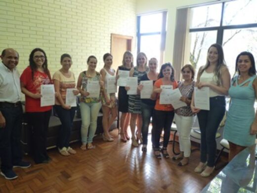 Prefeitura empossa professores para Educação Infantil