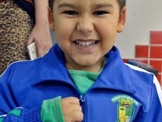 Prefeitura começa entregar os uniformes escolares 2015