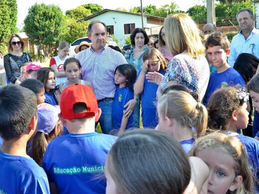 Prefeito autoriza construção de quadras cobertas