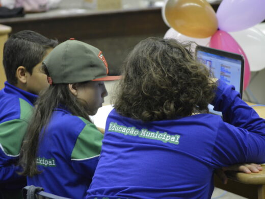 Alunos da Escola de Hackers em olimpíada