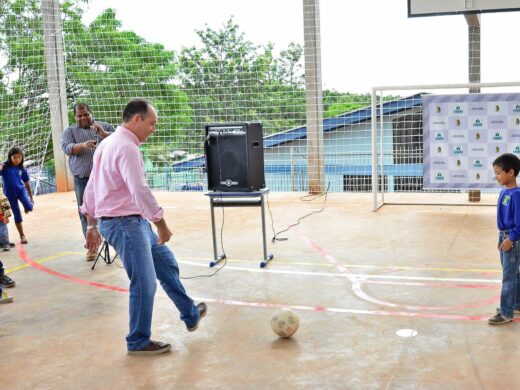 Escola Romana Gobbi ganha quadra de esportes