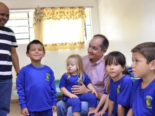 15 mil alunos começam a receber o uniforme escolar