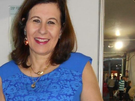 Professora municipal assume presidência da APL