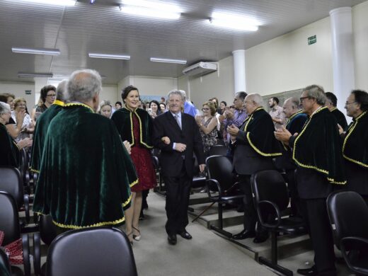 Professora municipal toma posse na APL