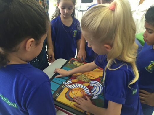 Biblioteca recebe exposição de Miriam Postal