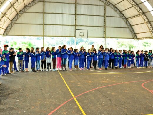 Quadra de esportes entregue no Bairro Nenê Graef