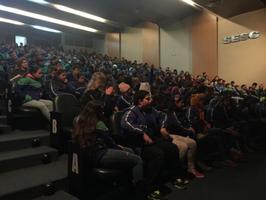 Centenas de alunos recebem o artista Manu Maltez