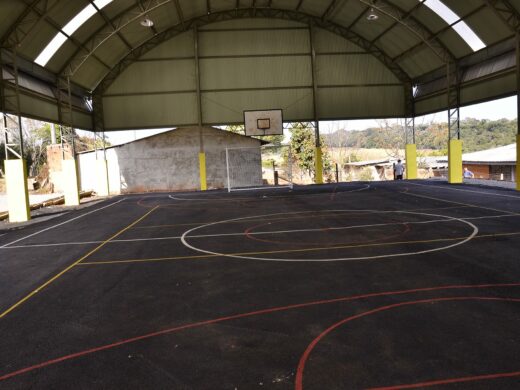 Quadras de esportes beneficiam mais de 500 alunos