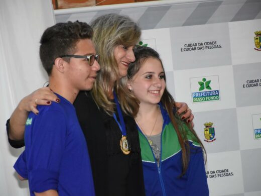 Diretora da Senador Pasqualini recebe medalha