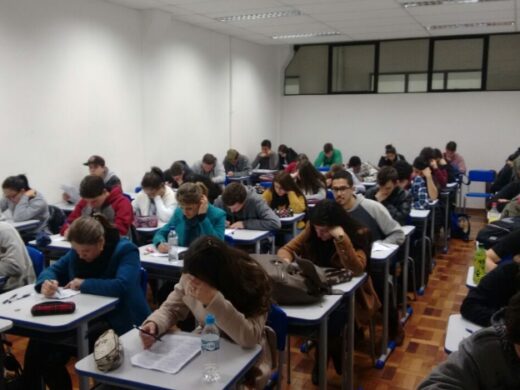 Mais de 100 alunos se preparam para o Enem