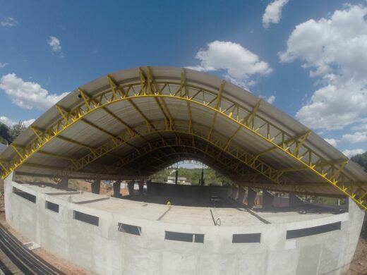 Quadra de esportes beneficiará mais de 280 alunos