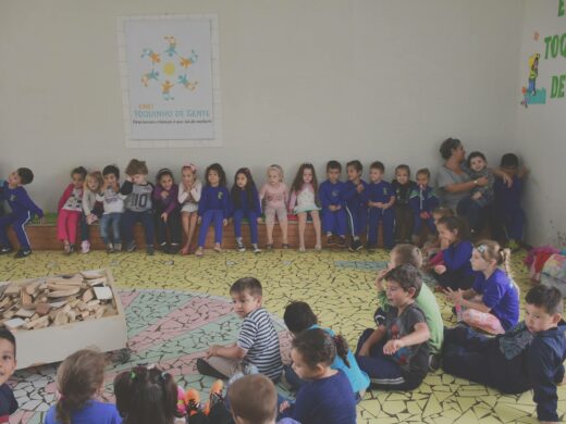 Inicia a entrega dos uniformes escolares