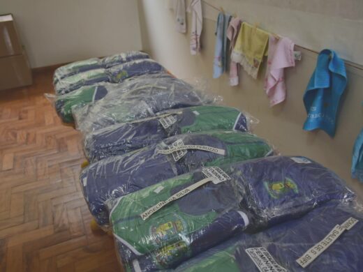 Alunos de mais 15 escolas recebem os uniformes