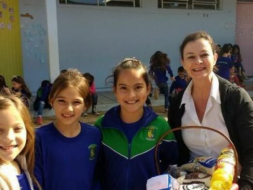﻿Escola municipal realiza ação solidária de Páscoa