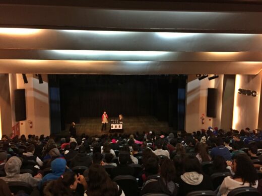 Livro do Mês reúne 400 alunos