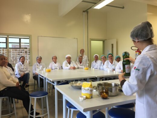 Cozinheiras e merendeiras realizam encontro