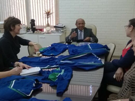 Grupo de Não-Me-Toque conhece programa do uniforme