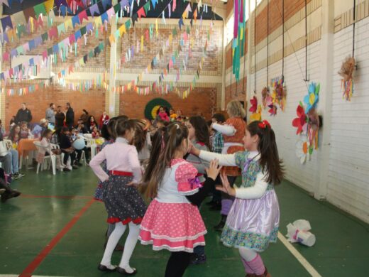Escolas municipais em clima de festas juninas
