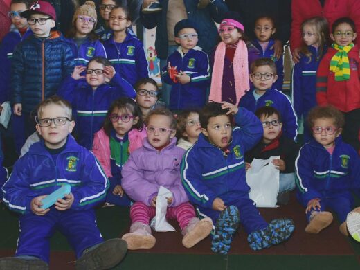 Prefeitura entrega óculos para alunos das escolas