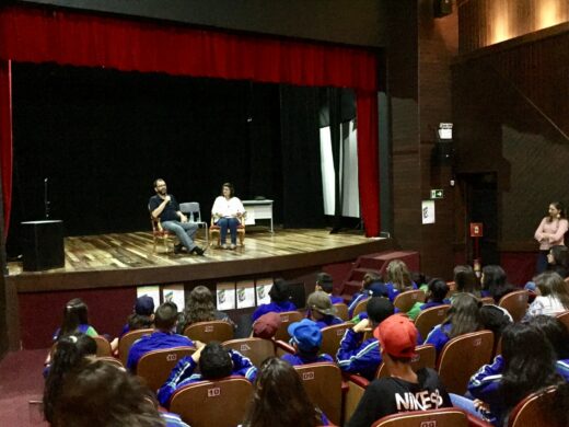 Livro do Mês traz debate escolha profissional