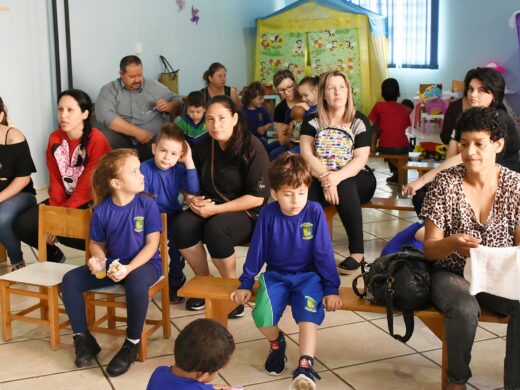 Alunos de mais quatro escolas recebem óculos