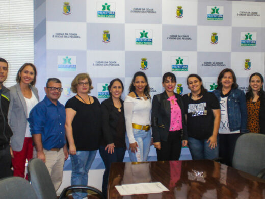 Prefeitura empossa professores e assistente