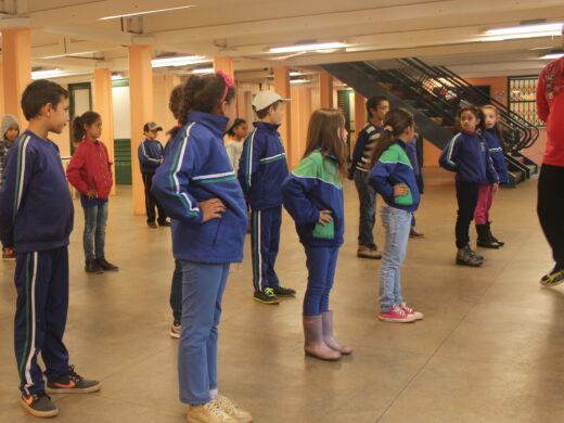 Projeto leva tradição e folclore para escolas