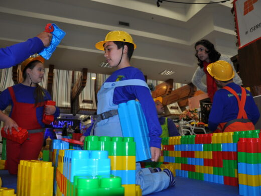 Alunos da rede municipal montam casa de blocos