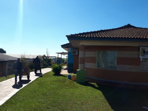 Entrega dos alimentos da merenda escolar