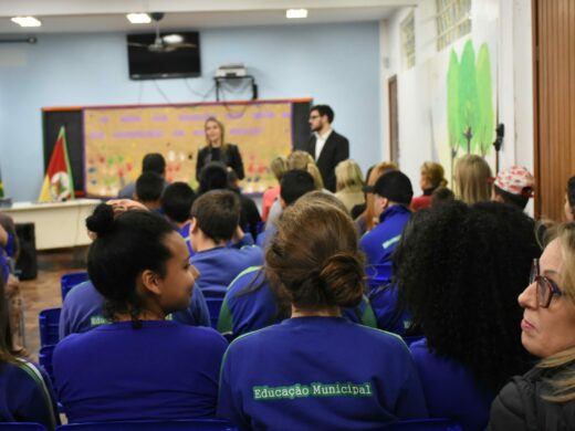 Bolsas de estudo são oferecidas para alunos