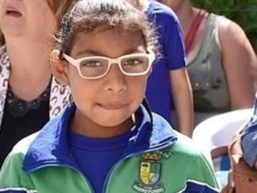 Prefeitura entrega óculos para alunos