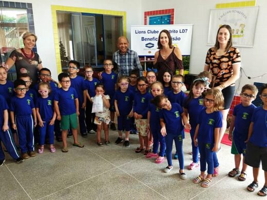 Prefeitura entrega óculos para alunos da rede