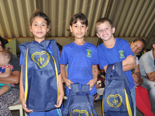 Alunos recebem kits de material escolar