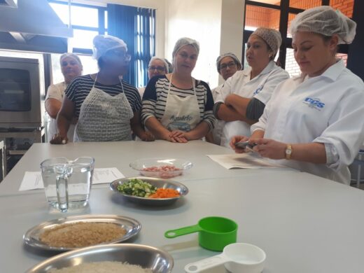 Merendeiras da rede municipal têm formação