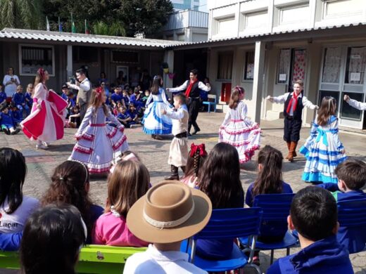 Escolas municipais recebem delegações da Danzpare